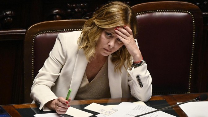 Giorgia Meloni con espressione preoccupata, simbolo del dibattito sull’aumento delle tasse in Italia.
